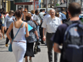 oameni pe strada