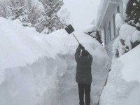 iarna_extrema_cu_zapezi_cat_casa_ia_cu_lopata