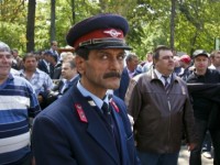 Mai multi angajati ai CFR protesteaza fata de decizia Ministerului Transporturilor si Infrastructurii de reducere a numarului de personal, cerand demisia Ministrului Transporturilor, Radu Berceanu, in fata sediului MTI din Bucuresti