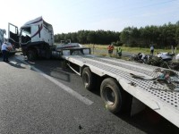627482_gendarmes-et-secouristes-s-activent-sur-les-lieux-d-un-accident-mortel-sur-l-autoroute-pres-du-teich-en-gironde-le-13-juillet-2013