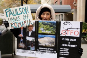 protest in fata casei miliardarului John Paulson
