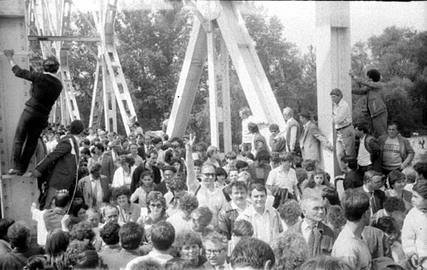 Podul-de-flori-6-mai-1990-13-foto-Valeriu-Oprea-BasarabiaBucovina.Info_