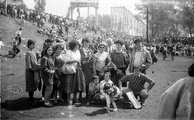 Podul-de-flori-6-mai-1990-16-foto-Valeriu-Oprea-BasarabiaBucovina.Info_