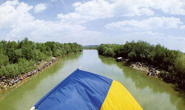 Podul-de-flori-6-mai-1990-18-fotografie-de-regretatul-Andrei-Vartic-BasarabiaBucovina.Info_