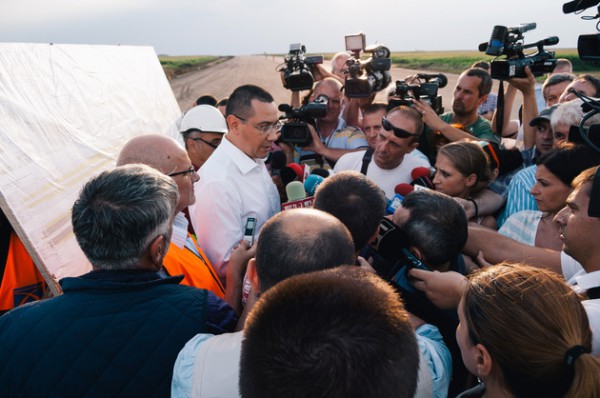 Premierul Victor Ponta raspunde intrebarilor jurnalistilor, cu ocazia vizitei efectuate pe santierul autostrazii Arad - Nadlac, pe tronsonul Pecica - Nadlac, joi, 17 iulie 2014. CIPRIAN HORD / MEDIAFAX FOTO