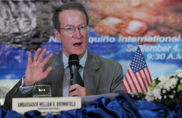 US Assistant Secretary of State, William Brownfield, gestures during a press briefing in Manila on September 4, 2013. Latin American cartels are shifting more drugs into new markets in increasingly wealthy East Asia, Brownfield said on September 4. AFP PHOTO / Jay DIRECTO