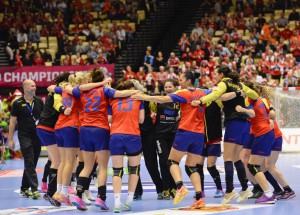 Romanias players celebrate after the 2015 Women's Handball World Championship bronze medal match between Poland and Romania at the Jyske Bank BOXEN Arena on December 20, 2015 in Herning, Denmark. / AFP / JONATHAN NACKSTRAND