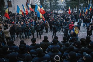 2776440 01/21/2016 Protesters and law enforcement in a standoff outside the building of Moldova's parliament in the country's capital of Chisinau. Stringer/Sputnik