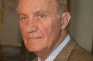 Conferinta de presa organizata de Fundatia Nationala pentru Civilizatie Rurala -Niste Tarani- si Philip Morris Romania prilejuita de acordarea burselor de studiu pe anul 2005-2006 celor mai merituosi studenti din mediul rural. In imagine: academicianul Dinu Giurescu.