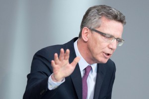 Verteidigungsminister Thomas de Maizière (CDU) spricht am 05.06.2013 im Reichstag in Berlin bei der 242. Plenarsitzung des Deutschen Bundestags. Thema der aktuellen Stunde ist die "Verwendung von Drohnentechnologie durch die Bundeswehr". Foto: Maurizio Gambarini/dpa +++(c) dpa - Bildfunk+++