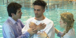 zeci-de-refugiati-au-fost-crestinati-intr-o-piscina-din-germania-imigrantii-spera-sa-isi-creasca-sansele-de-a-primi-azil-video-177523