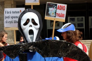 Oameni participa la Ziua Mondiala Impotriva Fumatului, pe espalanada Teatrului National Marin Sorescu din Craiova, marti, 31 mai 2011. TIBI BOLOGH / MEDIAFAX FOTO