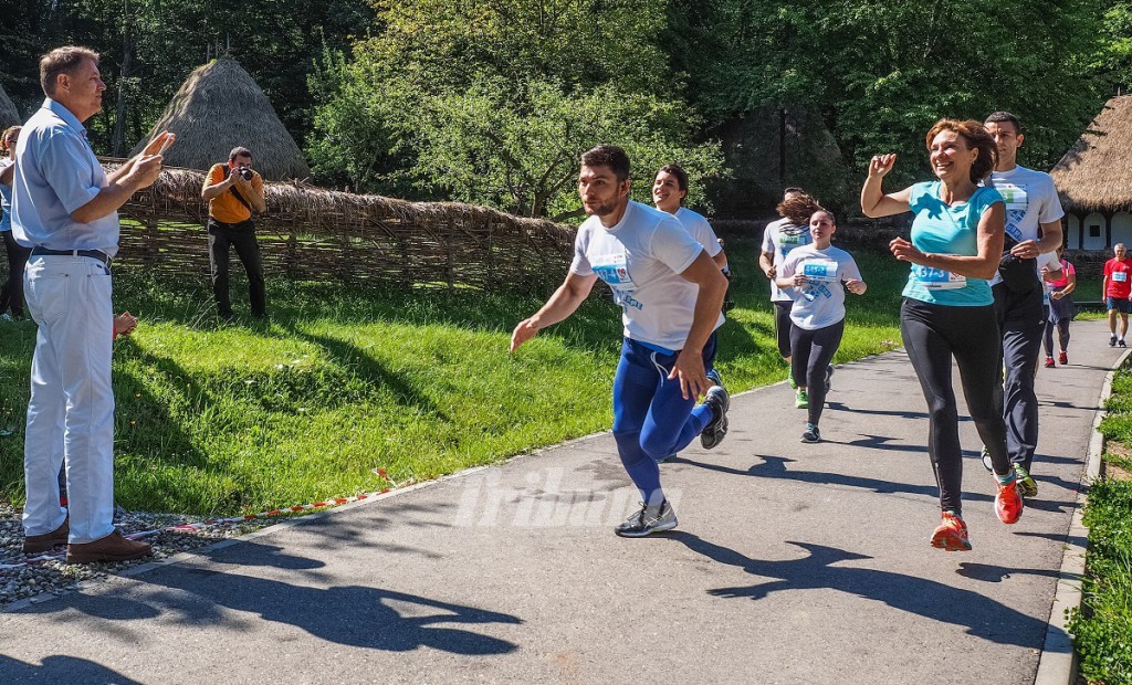 2016_05_28_0_1_carmen-iohannis-felicitata-de-presedinte-la-finalul-cursei-de-stafeta-pentru-zambetele-copilasilor-facem-orice_2839