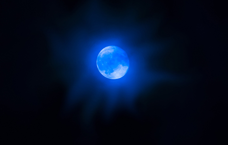 luna albastra