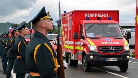 ELICOPTER LA PĂMÂNT! Durere şi lacrimi pe ambele maluri ale Prutului | Eroii SMURD au trecut vama cu onoruri militare şi au ajuns în această seară la Iaşi. IMAGINI DRAMATICE 
