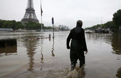PARISUL SUB APE! Muzeul Luvru, închis pentru a fi evacuate operele | Inundaţiile ameninţă şi reşedinţa Preşedintelui Hollande