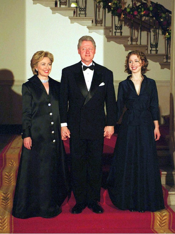 Hillary și Bill Clinton, alături de fiica lor, Chelsea foto: Getty Images