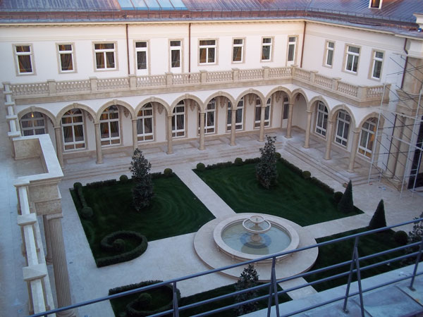 palace-courtyard