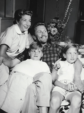 13 july 1955 : The movie actor KIRK DOUGLAS ( born Issur danielovitch demsky 9 december 1916 in Amsterdam , New York ) with the 2nd wife ANNE BUYDENS and sons MICHAEL DOUGLAS ( born 22 september 1944 ) and JOEL DOUGLAS ; photo by Arnold M. Johnson - attore - movie - cinema - famiglia - family - marito moglie e figli - wife houseband and sons - smile - sorriso © Archivio GBB / CONTRASTO