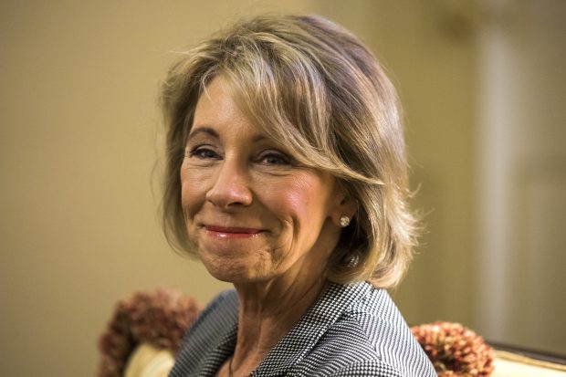 secretarul-educatiei-betsy-devos