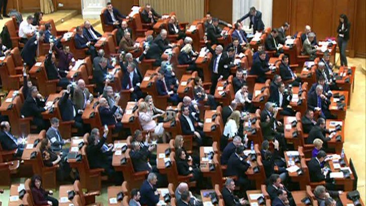 luminile_parlament-motiune-cenzura