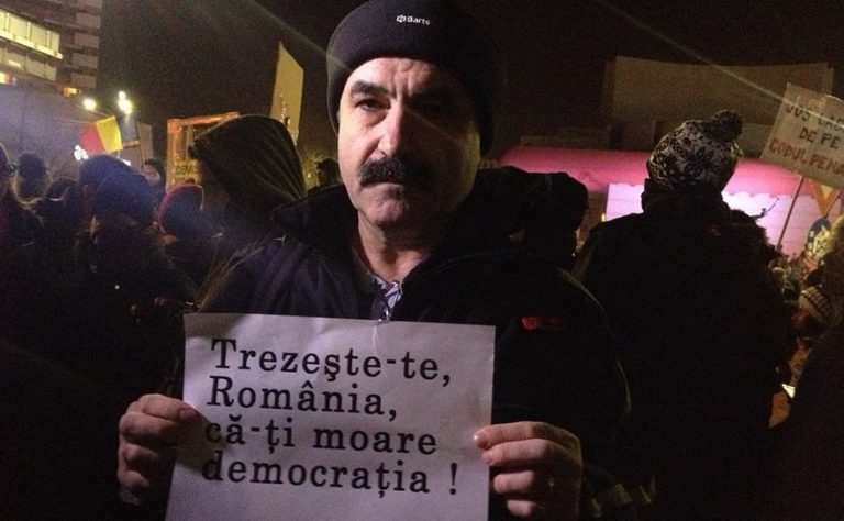 Jos labele de pe demonstranţi! Nu mai confiscaţi STRADA!