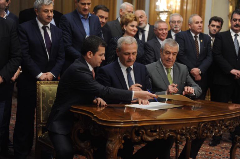 ALDE, CU CUŢITELE PE MASĂ! <span style=
