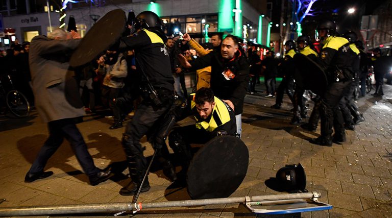 Proteste VIOLENTE la Rotterdam oprite cu câini, cai şi tunuri de apă! <span style=