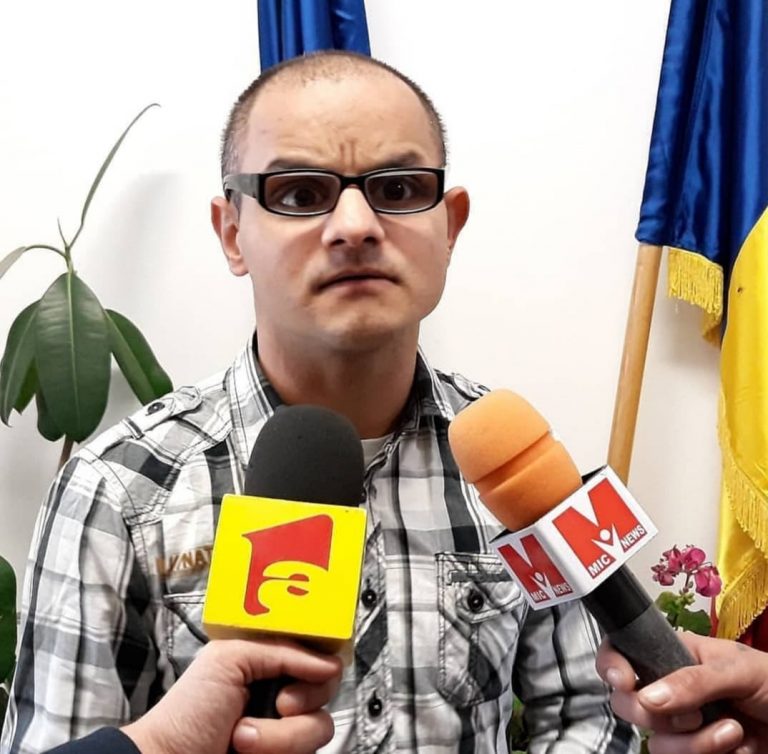 Crescut în orfelinate, acum ajută copiii și bătrânii nevoiași.