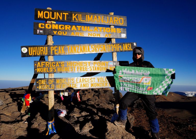 O farmacistă de la CATENA a cucerit muntele Kilimanjaro