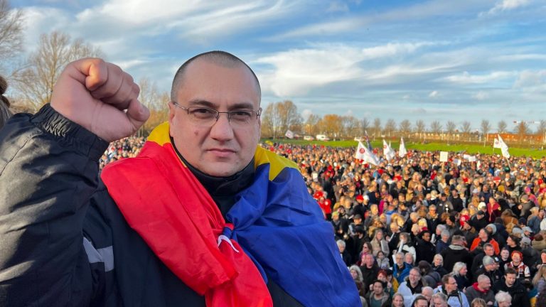 Cristian Terhes: Protestul de la Amsterdam s-a terminat iar in curand voi pleca spre Bruxelles. Au fost zeci de mii de persoane, foarte multe vaccinate, care au pledat pentru libertate, democratie si drepturi fundamentale.